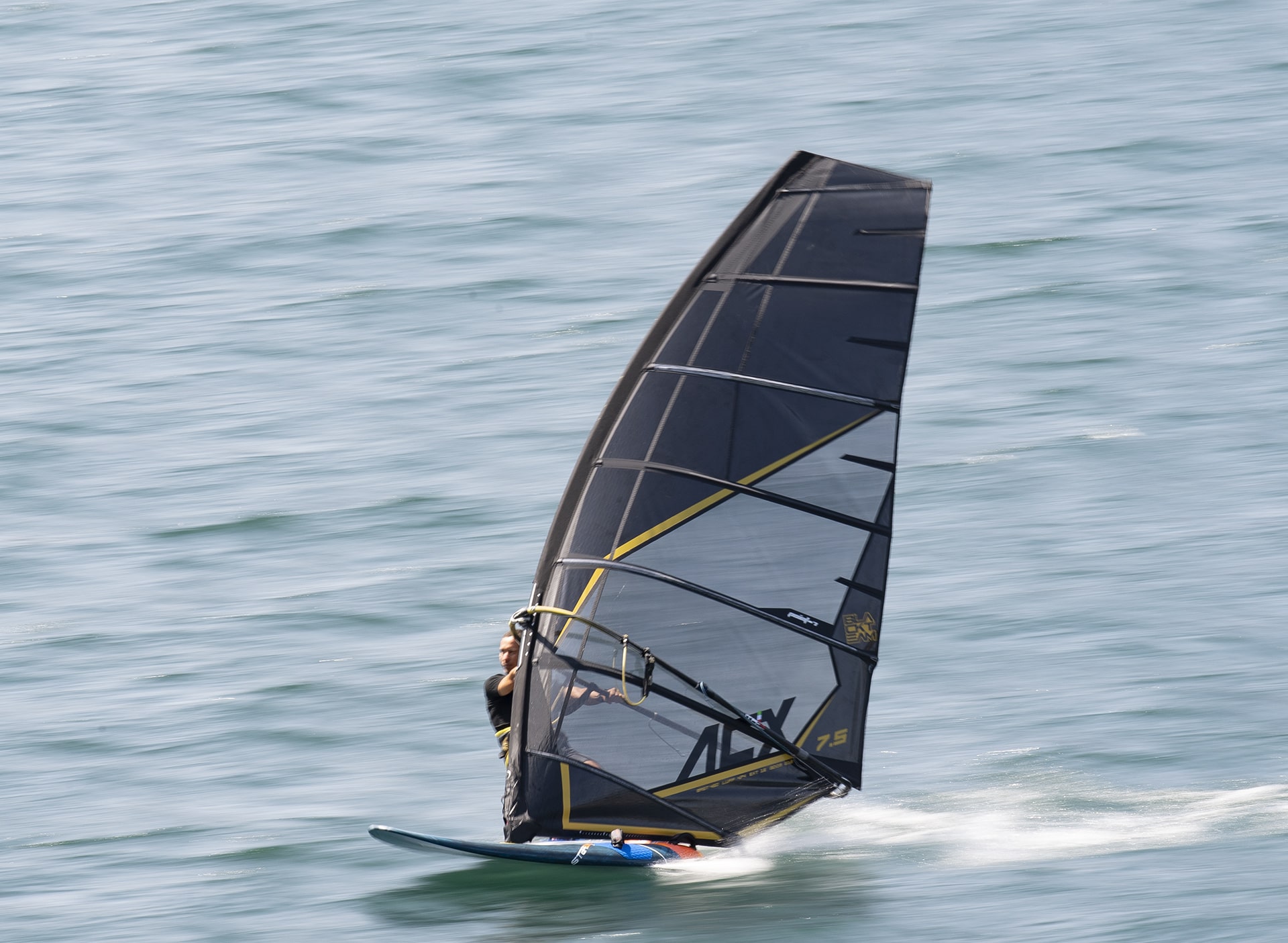 black ac x plachta bez kembrova freerace windsurfing karlin